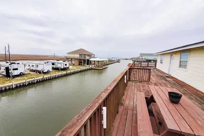 Image de Beautiful canal view apartment off of Stingaree!