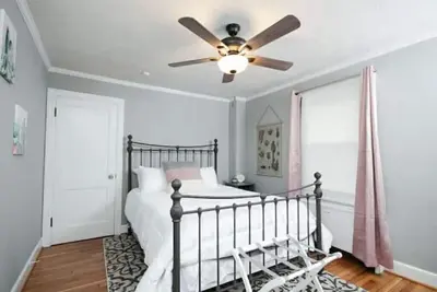 Image de Entire house in quiet area, close to everything!