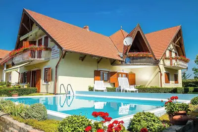 Image de Appartement de vacances avec piscine et jardin bien entretenu, climatisation, coffre-fort