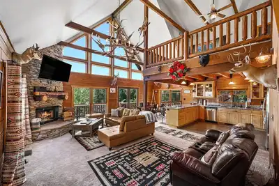 Image de Traditional A-frame Luxe Cabin in Crestline Ca. 3bed3bath\/3lvl\/Prvt Spa\/5+Prking