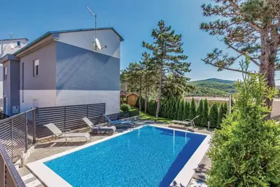 Image de Maison de vacances avec piscine et beau jardin