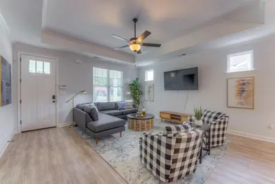 Image de Lrg New lux home near Dt&Midtown, 6 bds, pingpong!