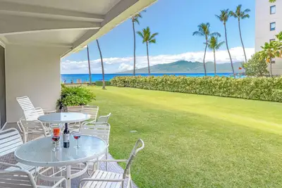 Image de Maui Resort Rentals: The Whaler 112 - Ground Floor 1br/2ba, Gorgeous Ocean and West Maui Mountain Views, Large Adjacent Lawn Area!