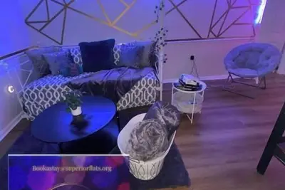 Image de Large Modern Garden Level apt sleeps 8, 6 beds, 2 bath w\/ entertainment room