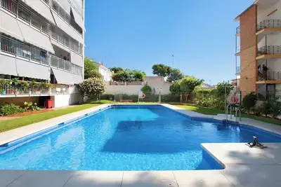 Image de Appartement 'Vista Marina' avec vue sur la mer, piscine partagée et climatisation.