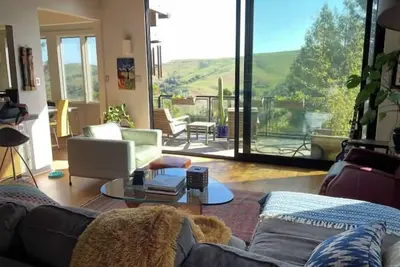 Image de Light-filled mid-century modern home big canyon views