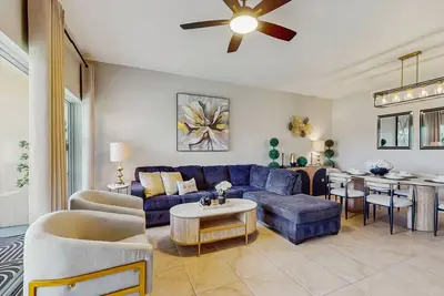 Image de Worldquest Magic - Lake-view condo in Orlando with balcony - snowbird-friendly