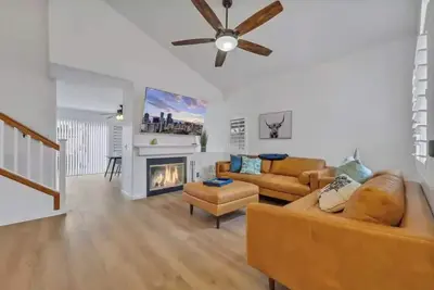Image de Modern Midcentury: Massage Chair, Bbq, Tv, Sleeps 6