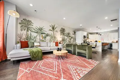 Image de ★ HostWise Stays ★ Rooftop patio, King Bed, Garage Parking, Prime Location!