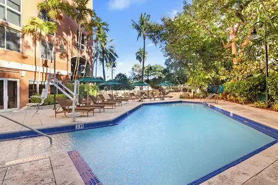 Image de Prime Location! Pool, Kitchen! 2 Units In the heart of Gorgeous Coconut Grove!