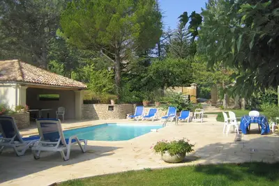Image de Maison familiale élégante avec piano et piscine