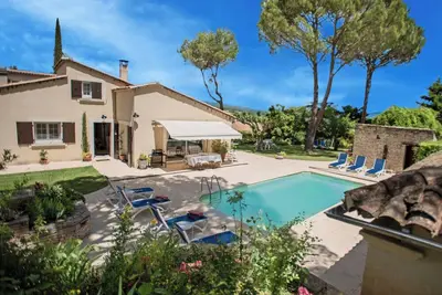 Image de Villa bien située avec piano et piscine privée