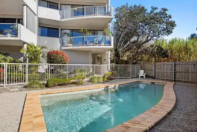 Image de Pristine 2-Bed Apartment with Pool and Balcony