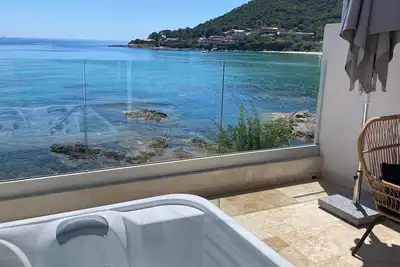 Image de Appartement magnifiquement decoré, Jacuzzi pieds dans l’eau à 50 m de la plage!