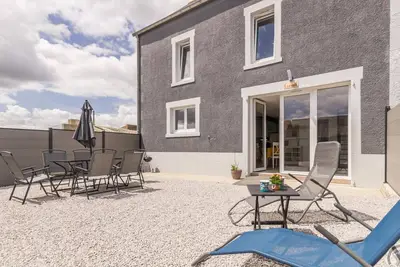Image de Maison bord de mer avec cour privée et équipements modernes