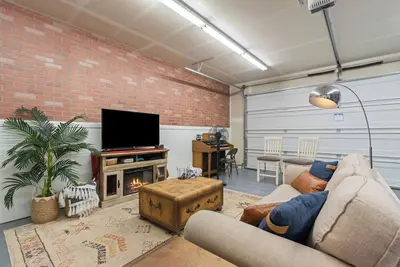 Image de Western Explorer Home Sleeps 20!