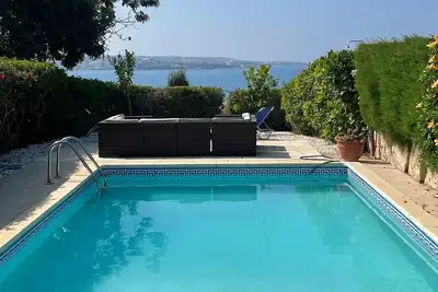 Endless seaviews and private pool -- and a stroll to Coral Bay!