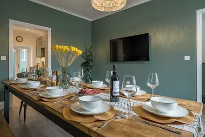 Image de Luxury Townhouse with Cinema Room, Perfect for Groups & Families, Hens & Stag