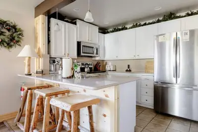 Image de Creekside mountain retreat by park, skating rink, creek, bike paths & more!
