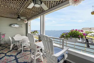 Image de The Hook: Waterfront | Boat Slip | Shared Pool