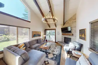 Sunriver Escape with Short Walk to Spa, A/C & Bbq