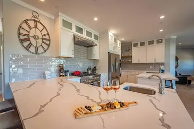 Image de 3bd/4ba Ranch w/Gourmet Kitchen and Downtown Views.