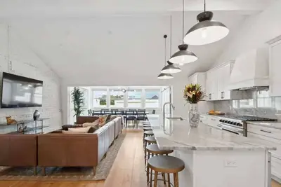 Image de Two Expansive Cbd Condos | Near French Quarter