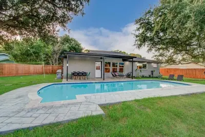 Image de Friendswood Getaway - 5 Bedrooms + Pool + Patio