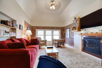 Image de Modern 2br Loft: Walk to Downtown - 30 plus day