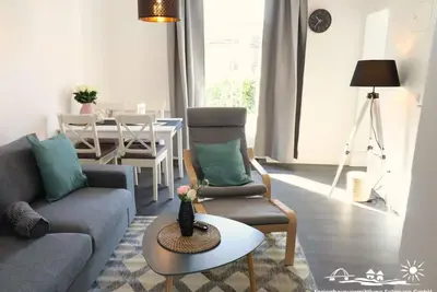 Image de 38 WeiĂźe Villa am Schwanenteich Eg Links