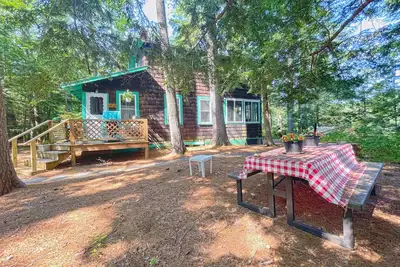 Image de Cozy cottage lake retreat with private beach. Perfect place to unplug.