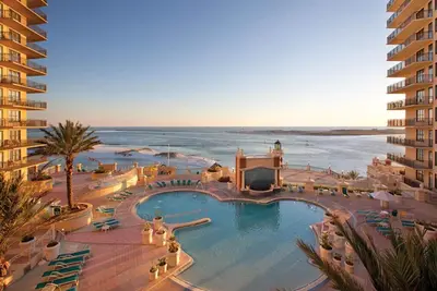 Image de 3 Bedroom Plus Condo, Pool View, at Emerald Grande, Destin Beach! !