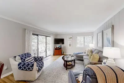 Image de Beach Wood Wonder with pool access - walk to ocean