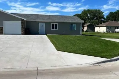 Image de Quiet 3-bedroom Condo on the end of the block.