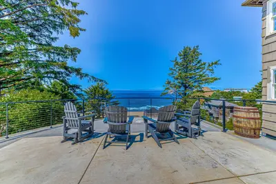 Image de Amazing ocean-view escape with seven bedrooms, scenic patios, & modern interior