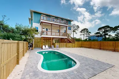Image de Beautiful home near the water with scenic views and brand-new outdoor pool