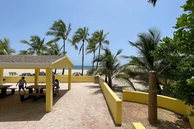 Image de 2bed 2bath condo - 4 min walk to beautiful private beach access