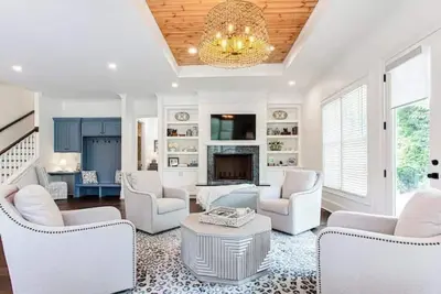 Image de Heart of 5 Points Luxury home