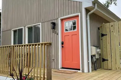 Image de London Towne Bungalow w\/Loft - Walk to the Beach!