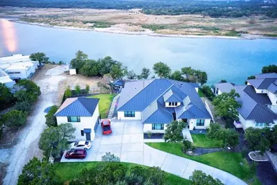 Image de Gorgeous Gated Lakefront home with 4 bedroom suites.