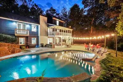 Image de Lakefront, Saltwater Pool, Backyard Oasis, Private Dock, Home Gym