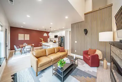 Image de Basecamp Stays: Stylish Home - Hot Tub, Ac, Garage