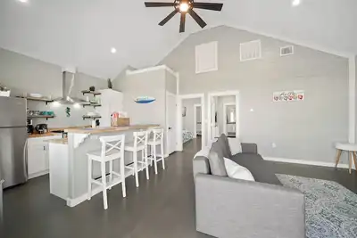 Image de Brand New Home! Beach Views! Sleeps 6! Pets Welcome!