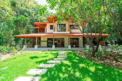 Image de Stylish 5br home w\/pool in heart of Guiones
