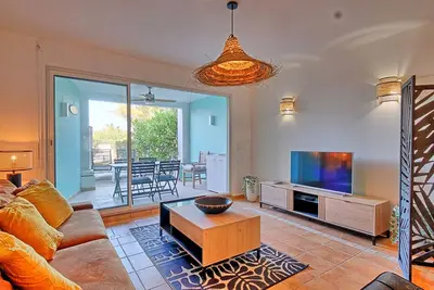Image de Appartement 2 chambres face plage avec piscine, wifi et parking - Baie Orientale