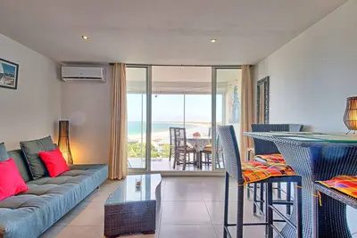 Studio à Saint-Martin avec piscine, clim, parking et accès direct à la plage
