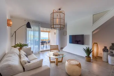 Luxueux Duplex en Bord de Plage avec Piscine et Parking à Saint-Martin