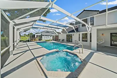 Image de 6br Luxury Wellington Villa with Pool & Spa