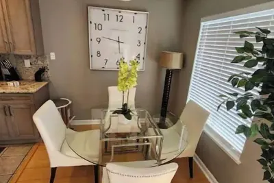Image de Head turning condo in gated community, Oakland