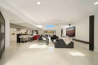 Image de Beautiful Modern Golf and Pool Retreat - golf course, loft and office